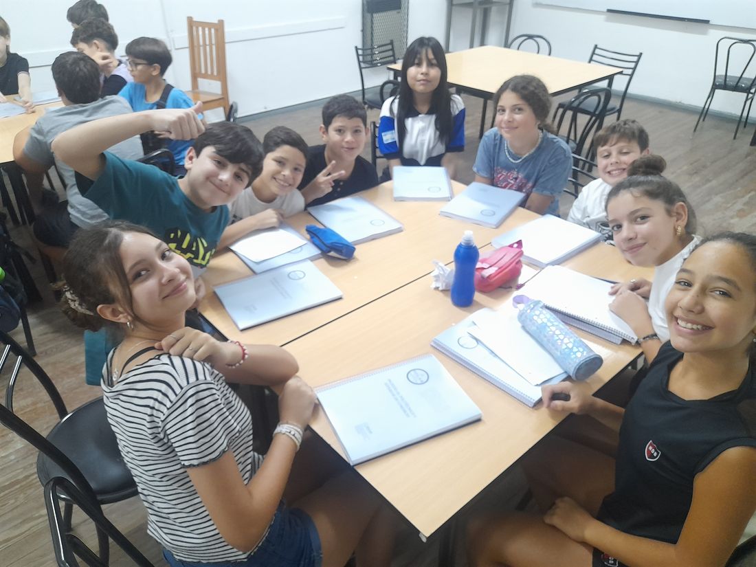 Alumnos de Solar trabajando con el cuadernillo de ingreso
